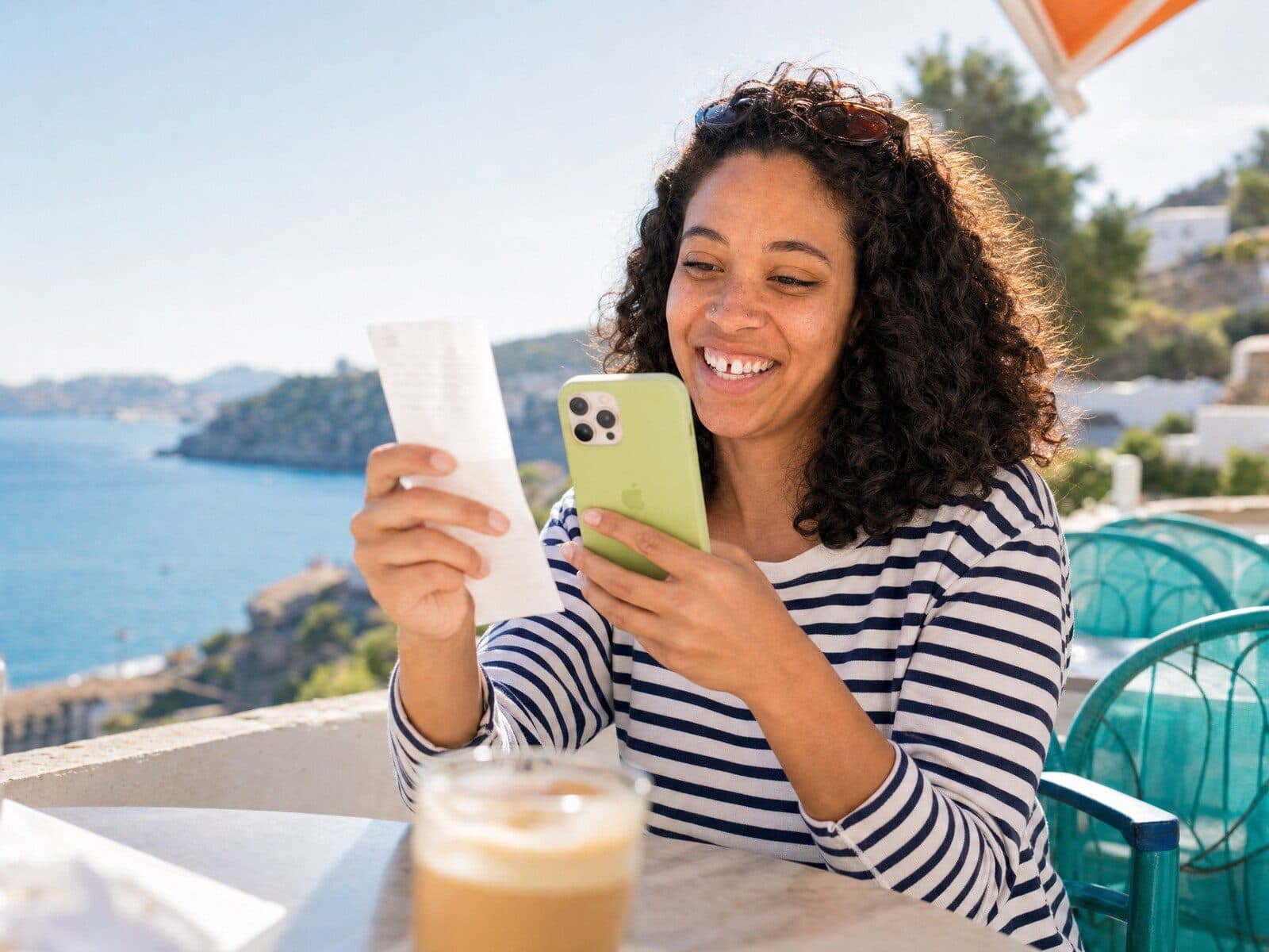 Una autónoma hace una foto a un ticket con el móvil en una terraza