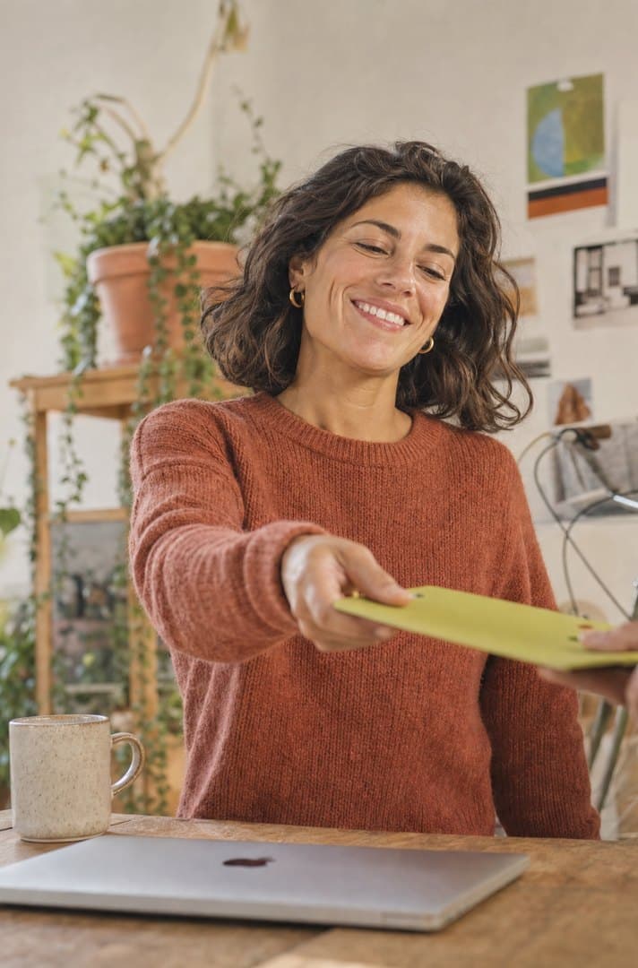 Una autónoma entregando el papeleo del trimestre desde su mesa